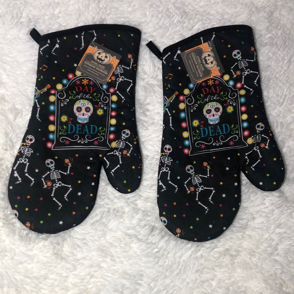 🎃💀 Halloween 2 Kitchen Oven Mitts 💀 Day of the Dead 💀 Black 🎃 NWT 💀🎃